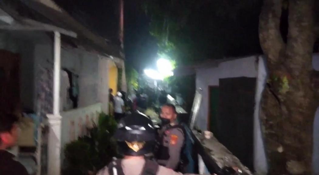 Ayah Sekap Anak Pakai Senjata Tajam di Cilodong Depok