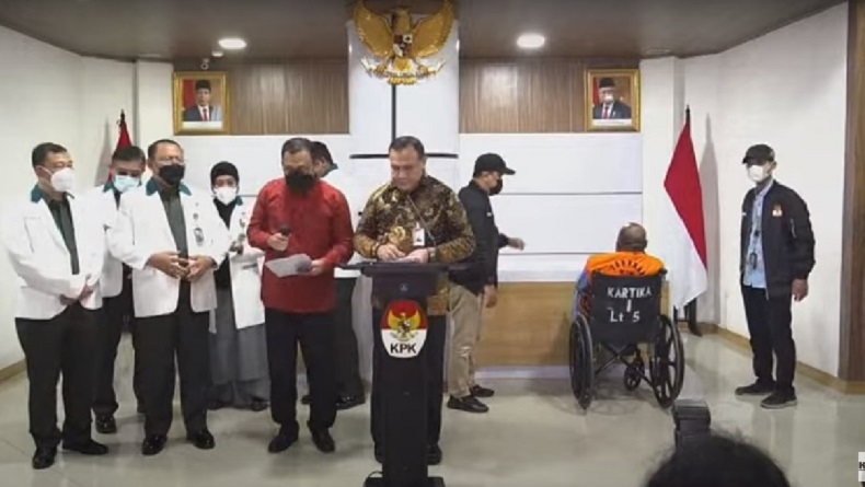 Penampakan Lukas Enembe Pakai Rompi Oranye KPK, Duduk di Kursi Roda