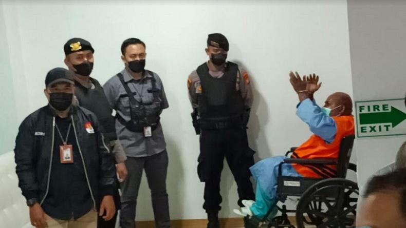 Foto-Foto Lukas Enembe Duduk di Kursi Roda, Pakai Rompi Oranye dengan Tangan Diborgol