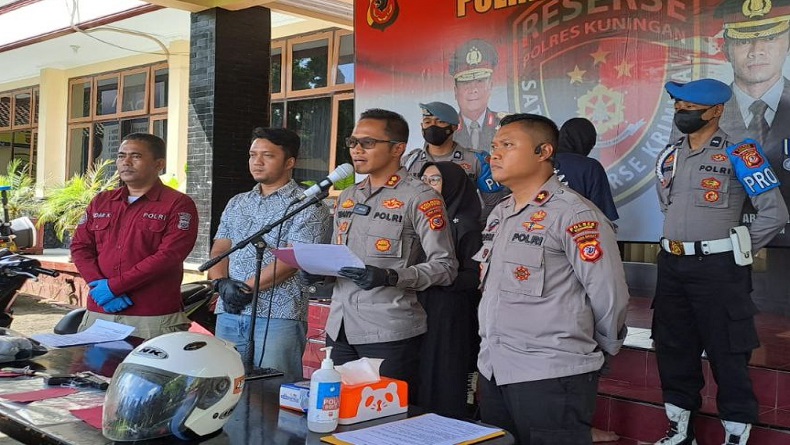 Palak Santri dengan Wajah Garang, 2 Pemuda Kuningan Pasrah saat Ditangkap Polisi