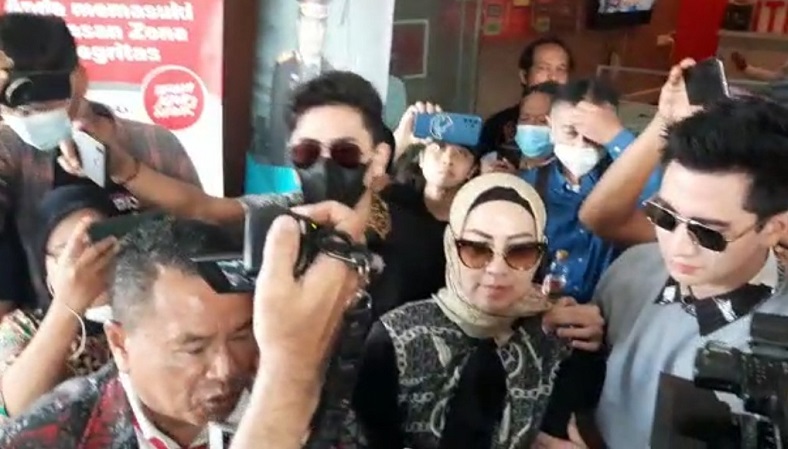 Venna Melinda dan Hotman Paris Serahkan Bukti Medis KDRT ke Polda Jatim 