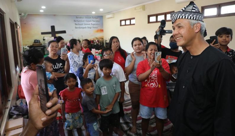  Viral Pengungsi Banjir Salat di Aula Gereja, Ganjar Terharu atas Kebersamaan Warga Kudus 