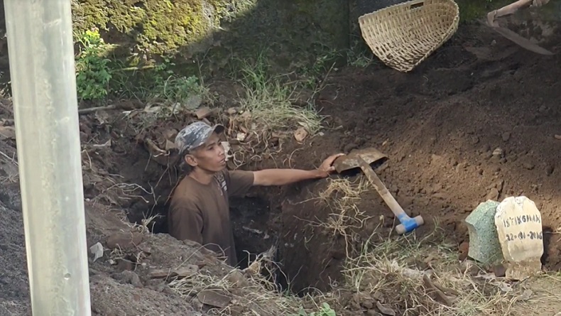 Terdampak Pelebaran Jalan, 10 Makam Tua di Kediri Dibongkar