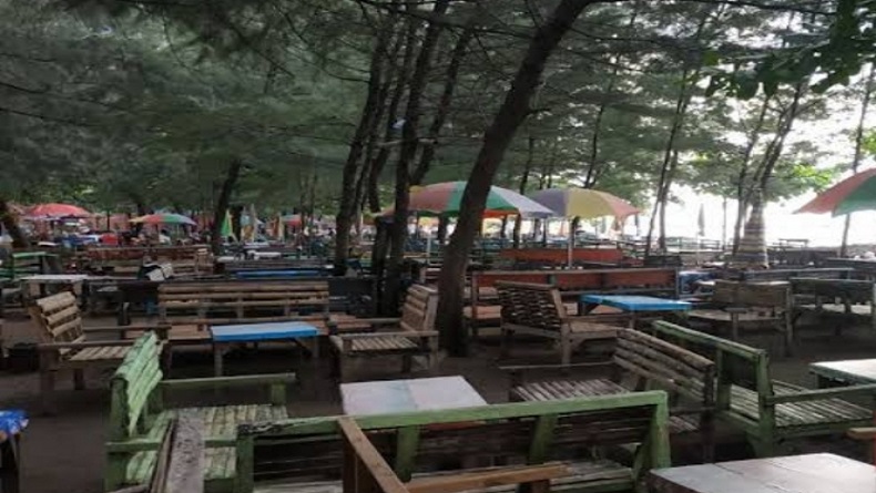 Terdampak Cuaca Ekstrem, Omzet Pedagang di Pantai Widuri Pemalang Anjlok