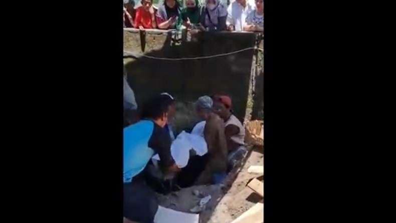 Dikubur 22 Tahun, Jenazah di Kediri Masih Utuh saat Makamnya Dibongkar Untuk Dipindahkan