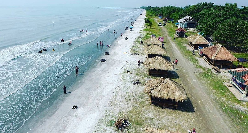 Ide Piknik di Lampung, Asyik Bersantai di Pantai Karang Mas, Ada Apa Saja? 