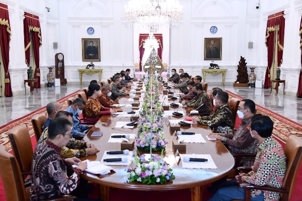 Jokowi Kumpulkan OJK Cs di Istana, Bahas Apa?