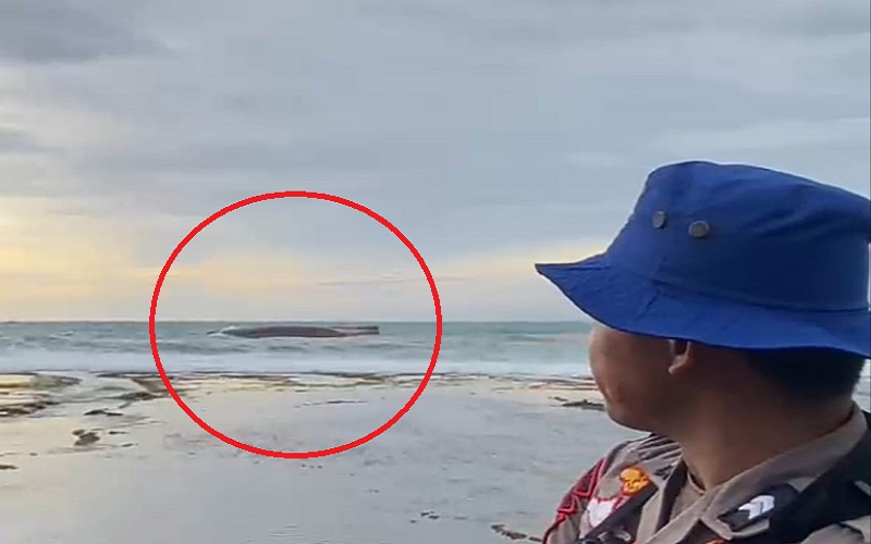 Kapal Misterius yang Terdampar di Pantai Rancabuaya Garut Dipenuhi Biota Laut