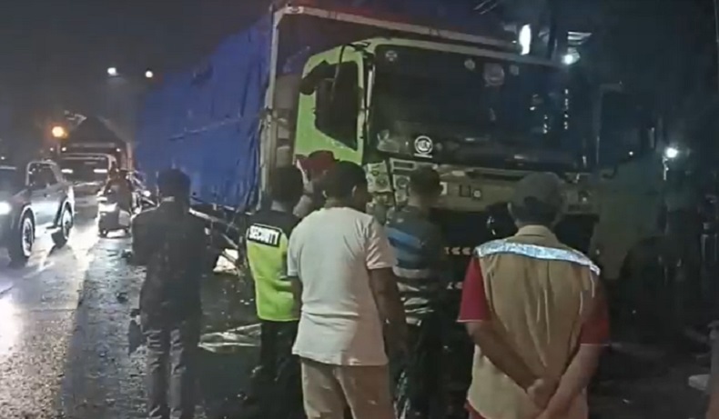 Truk Ayam Oleng Tabrak Truk Minyak di Bojonegoro, Sopir dan Kernet Luka Parah