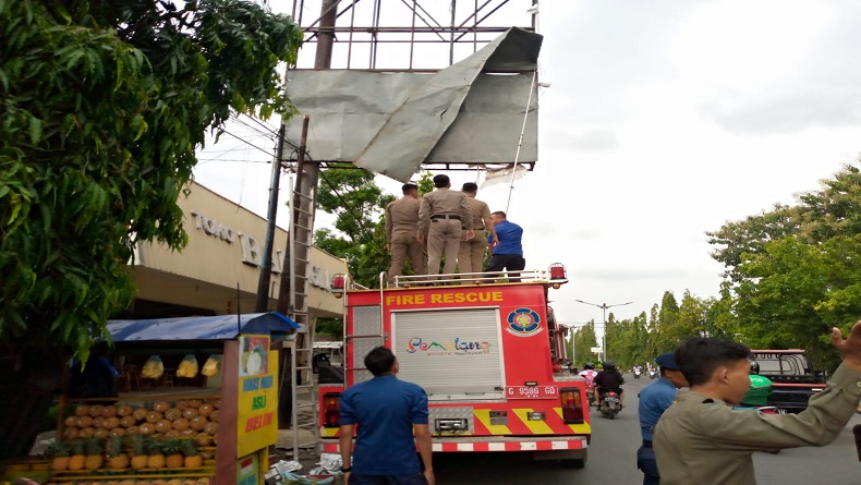Tertibkan Baliho, 3 Jari Anggota Satpol PP Pemalang Robek Terkena Seng