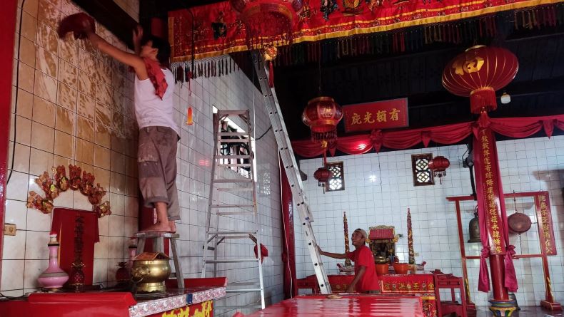 Sambut Imlek, Kelenteng Kong Fuk Miau Bangka Barat Gelar Tradisi Bersih-bersih 