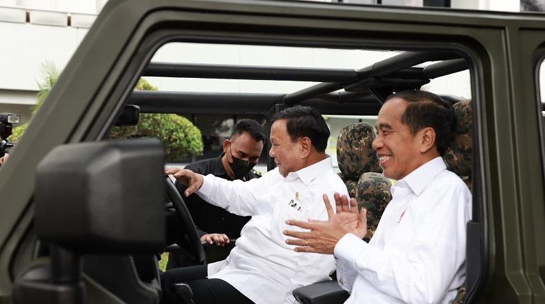 Momen Prabowo Sopiri Jokowi Naik Rantis Maung saat Rapim Kemhan 