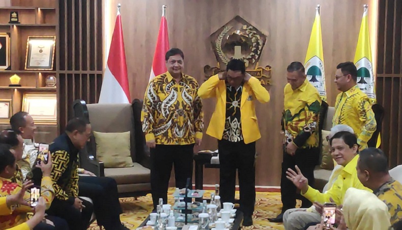 Ridwan Kamil Resmi Gabung dengan Partai Golkar, Disematkan Jas Kuning oleh Airlangga
