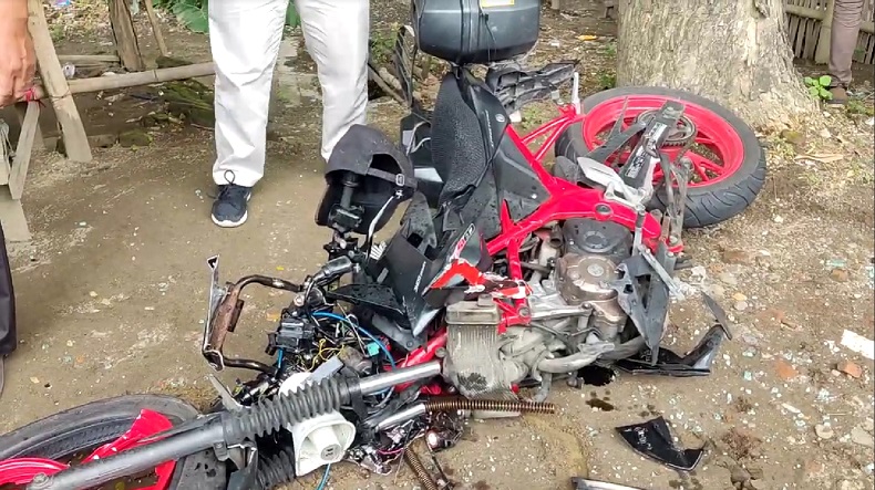 Adu Banteng Mobil Boks Vs Motor di Mojokerto, Sopir Terjepit Kabin, Pemotor Luka-luka
