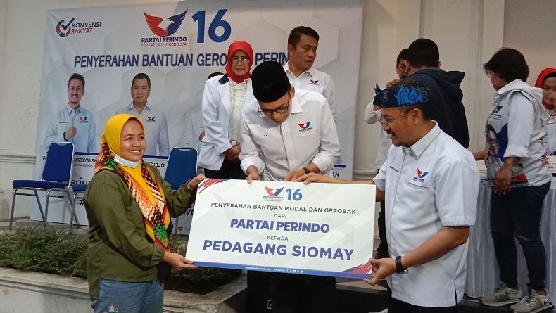 Sempat Berhenti Jualan, Cucu Semringah Dapat Bantuan Gerobak dari Perindo