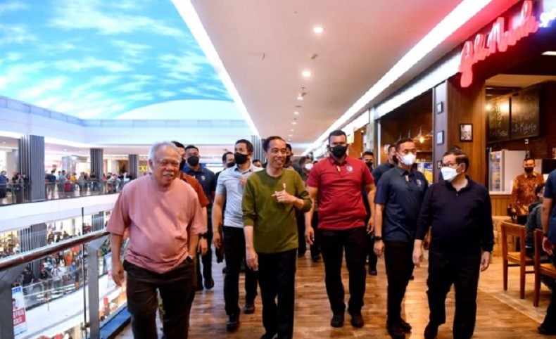 Jokowi Kunjungi Manado Town Square, Makan Malam dan Belanja Pakaian