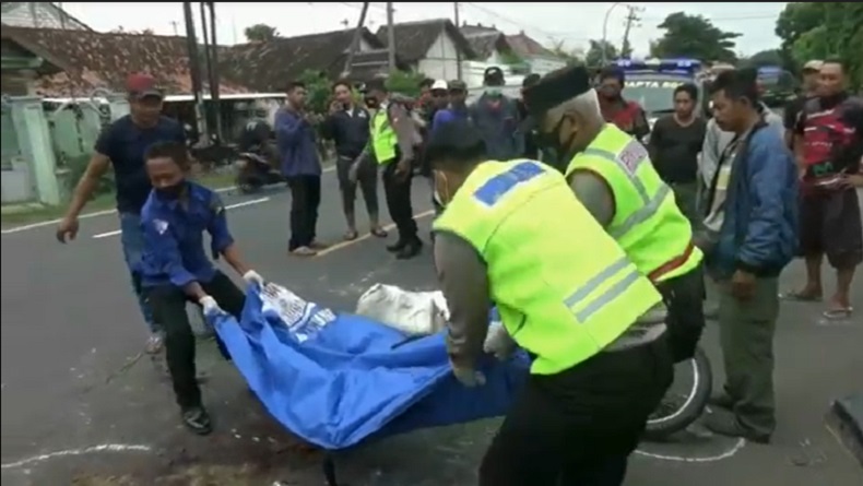 Jatuh Nyenggol Pikap Mogok, Petani di Tuban Tewas Terlindas Truk 