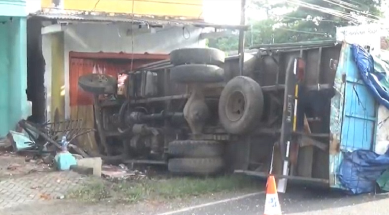 Kemudi Rusak, Truk Kapas di Jombang Tabrak PJU dan Toko hingga Hancur 