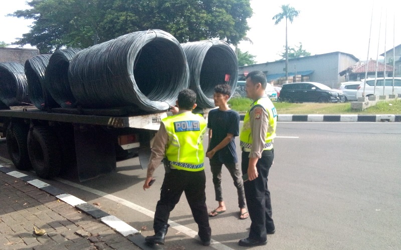Truk Tumpah Muatan di Jalan Daan Mogot Kalideres Sebabkan Macet Jumat Pagi