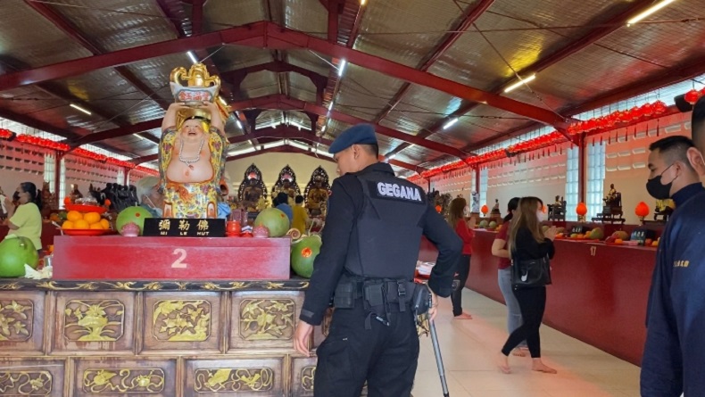 Polisi Antisipasi Pengemis agar Tak Ganggu Perayaan Imlek di Vihara Dharma Bhakti