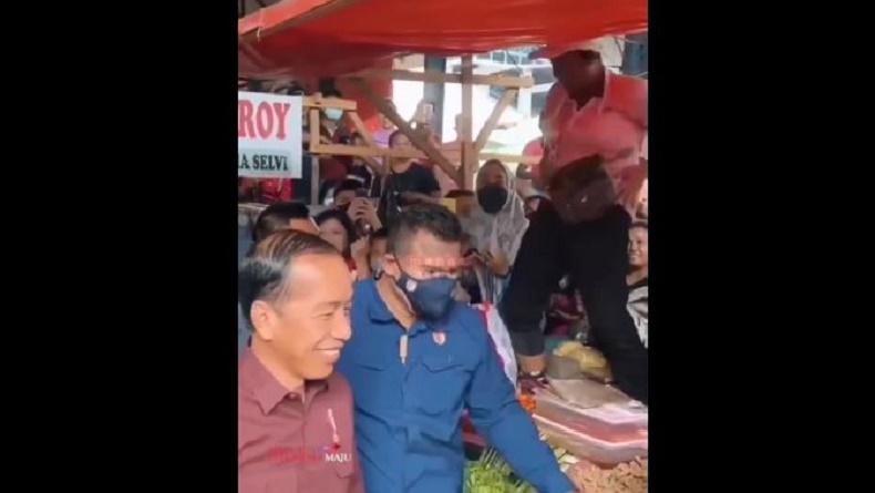 Viral Emak-Emak Pedagang Joget Kegirangan Salaman dengan Jokowi, Diberi Amplop dan Sembako