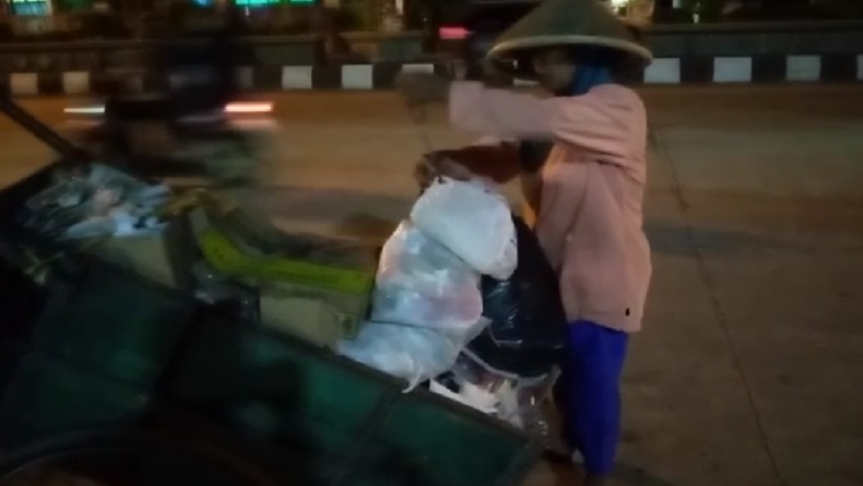 Ibu Perkasa, Cari Rongsokan Bisa Sekolahkan 6 Anak, 1 di Antaranya Berlayar ke Luar Negeri
