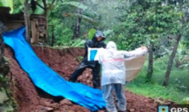 Jemput Anak Mengaji, IRT di Kuningan Tewas Tertimpa Tembok Kena Longsor