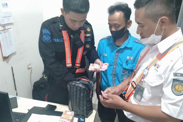 Petugas Cleaning Service Jujur, Serahkan Tas Berisi Uang Rp40 Juta Milik Penumpang Kereta yang Tertinggal 