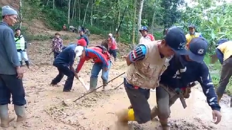 Tebing 60 Meter di Talaga Majalengka Longsor, Jalan Alternatif Tertimbun