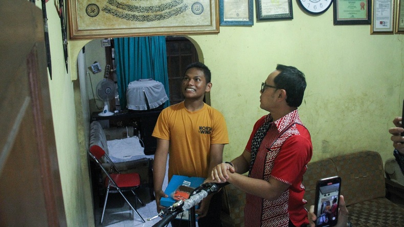 Bima Arya Beri Hadiah Siswa SMP yang Bantu Buka Jalan Mobil Damkar di Bogor