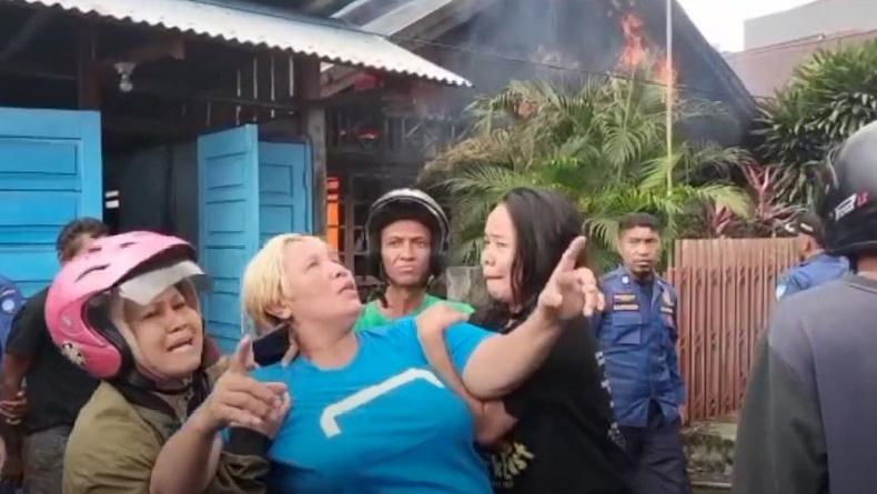 Kebakaran Rumah di Ternate, Pemiliknya Histeris Coba Masuk ke Dalam Bangunan Terbakar
