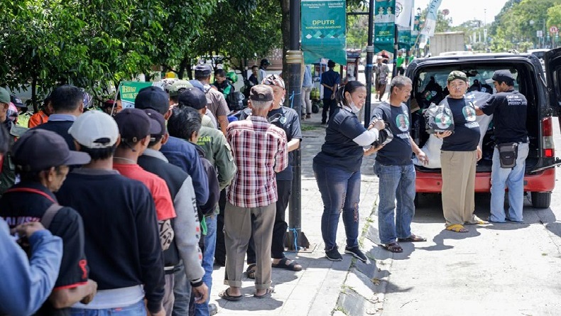 Kowarteg Indonesia Berbagi Paket Nasi Gratis untuk Warga Kabupaten Bandung
