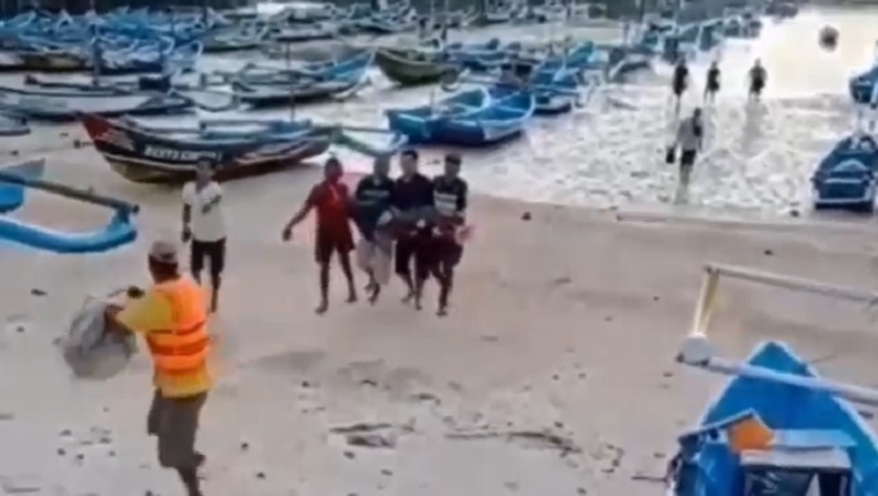 Jatuh dari Karang, Warga Pacitan Tewas Tergulung Ombak saat Cari Ikan
