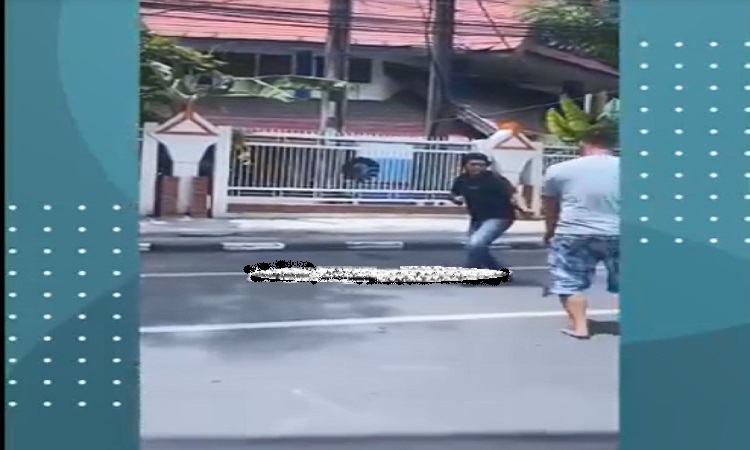 Diduga Senggolan, 2 Pengendara Mobil Terlibat Duel dengan Sajam di Jalan 