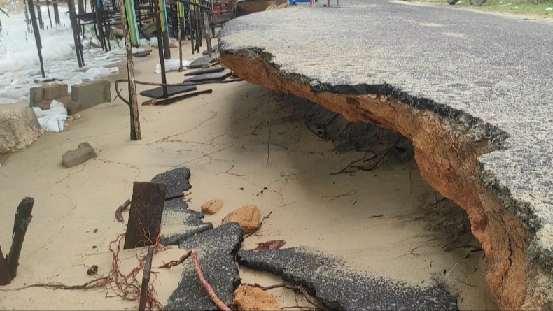 Jalan dan Bibir Pantai Asmara Bangka Barat Ambles akibat Abrasi