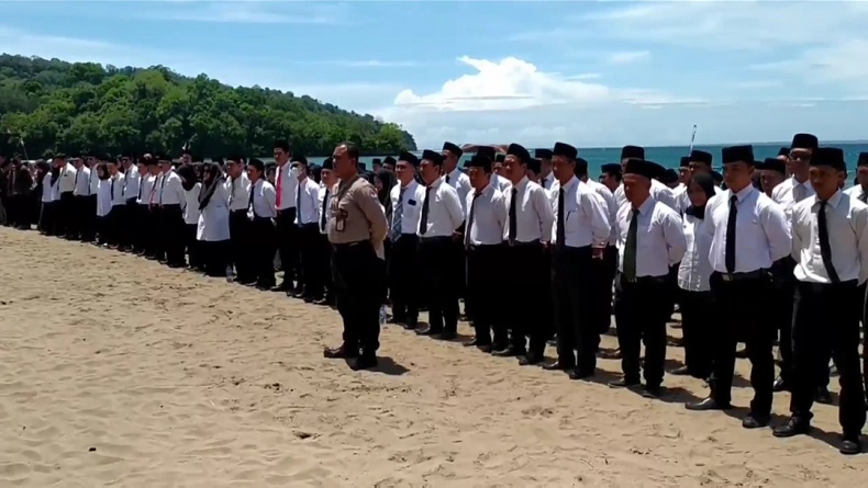 Ratusan Anggota PPS Dijemur di Pantai Barat Pangandaran seusai Dilantik, Ini Tujuannya