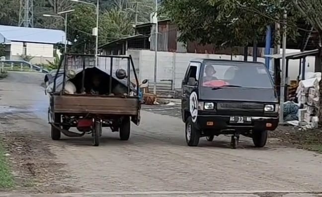 Viral Mobil Pikap Terbelah Dua, Sopir Melongo Lihat Bak Jalan Sendiri