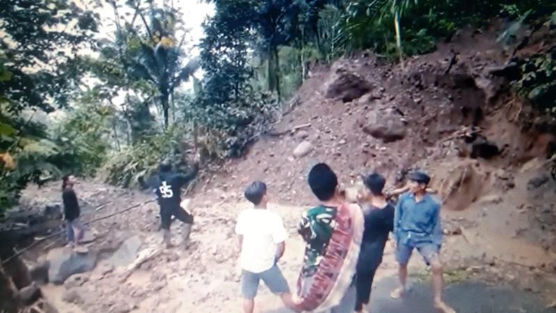  Akses Jalan Tertutup Material Longsor, Ratusan Warga di Purbalingga Terisolasi