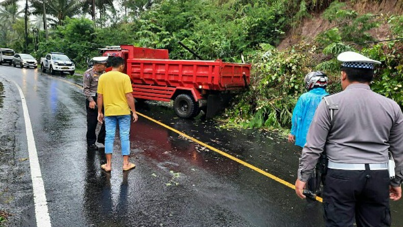 Jalur Manado-Amurang Masih Bisa Dilalui Kendaraan, Pengendara Diminta Hati-hati