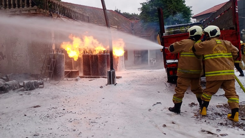 Toko Tabung Gas di Pondok Kelapa Jaktim Terbakar, Ada Ledakan