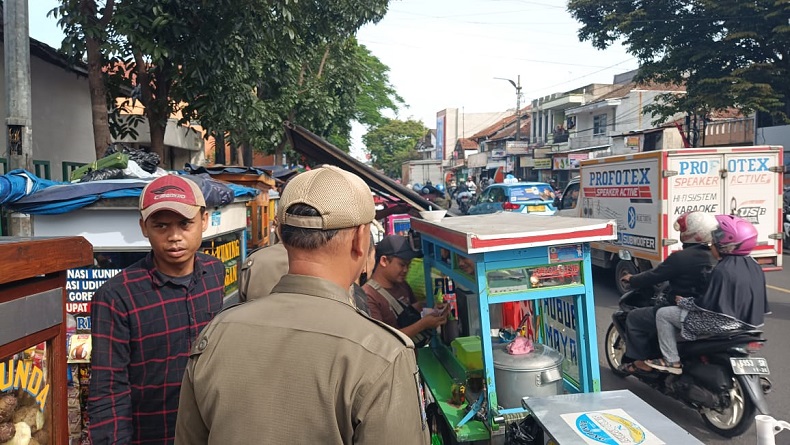 Nekat Jualan di Zona Merah Kota Bandung, PKL Bakal Kena Sanksi Ini