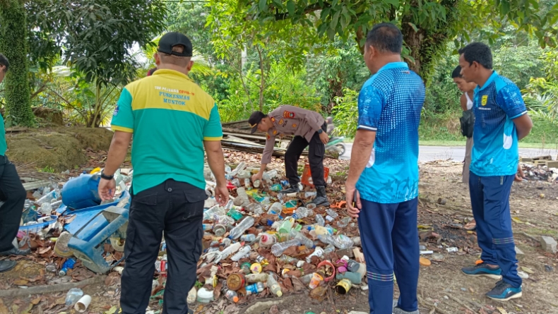 Cegah DBD, Polsek Muntok Bersama Warga Bersihkan Lingkungan di Air Belo Muntok