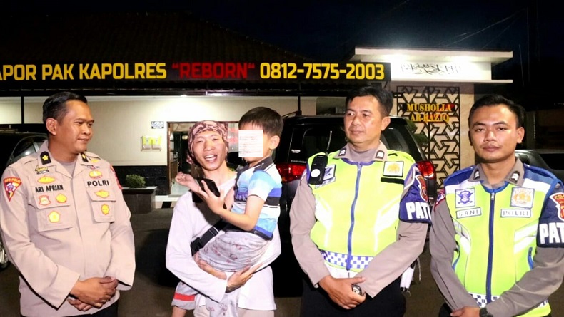 Tim Lapor Pak Kapolres Reborn Serahkan Anak Hilang di Cihanjuang Cimahi ke Orang Tuanya
