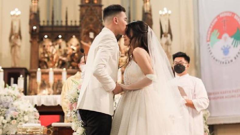 7 Potret Pernikahan Julian Jacob dan Mirriam Eka, Petualangan Cinta Berakhir ke Pelaminan