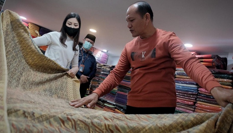Dukung Ekraf Medan, Wamenparekraf Angela Tanoesoedibjo Kunjungi Galeri Ulos Sianipar dan UKM Bersama