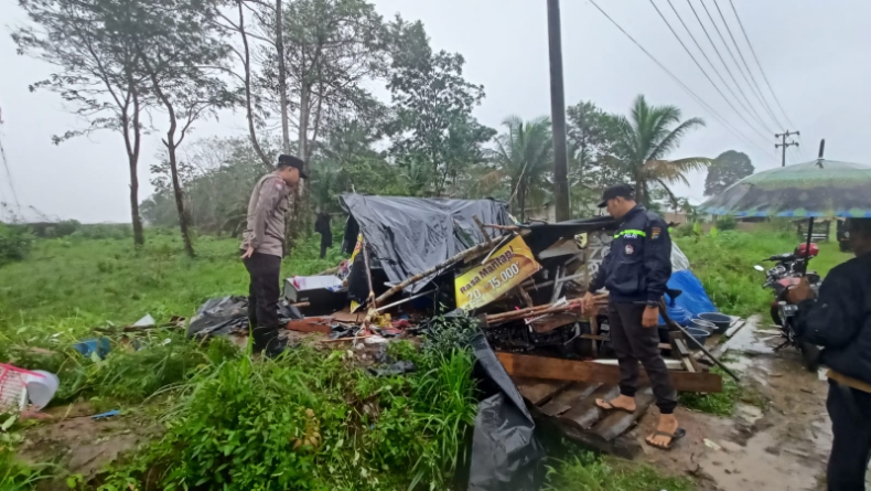 Minibus Tabrak Warung Gorengan di Bangka Barat, 1 Orang Tewas