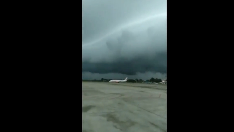 Gumpalan Awan Mirip Gelombang Tsunami Muncul di Bandara Sultan Hasanuddin Makassar