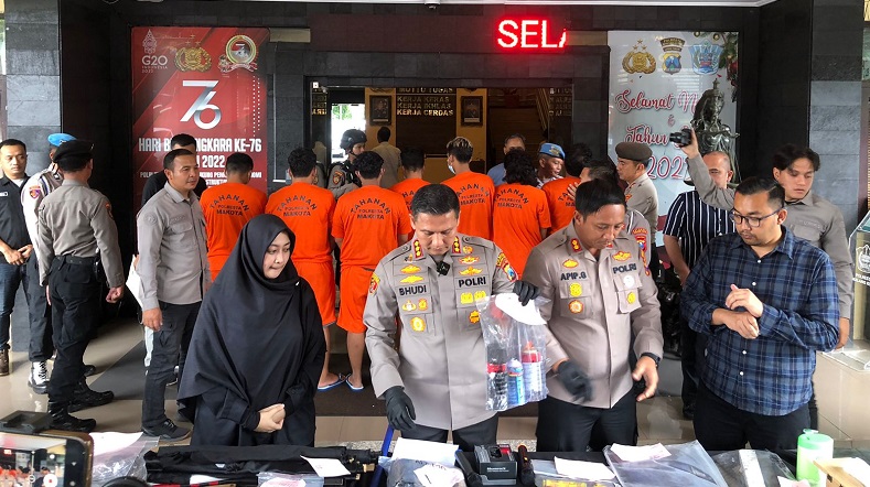Polisi Temukan Bendera Hitam Anarko di TKP Demo Rusuh Arema FC