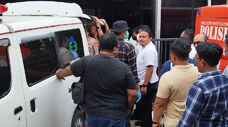 Jasad Polisi Tewas Bersimbah Darah di Polres Kepulauan Seribu Dibawa ke RS Polri