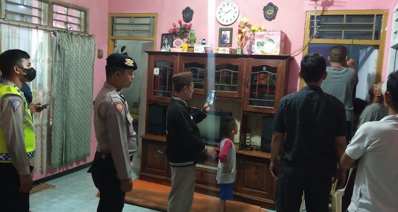 Warga Pamulang Geger Temukan Perempuan Paruh Baya Tewas Gantung Diri 
